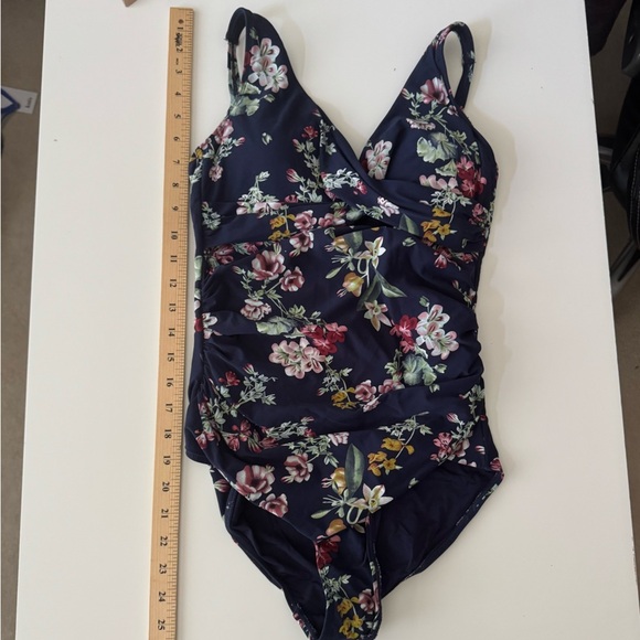 Niptuck Floral Ruched Criscross One piece Women’s size 6 - Picture 10 of 10